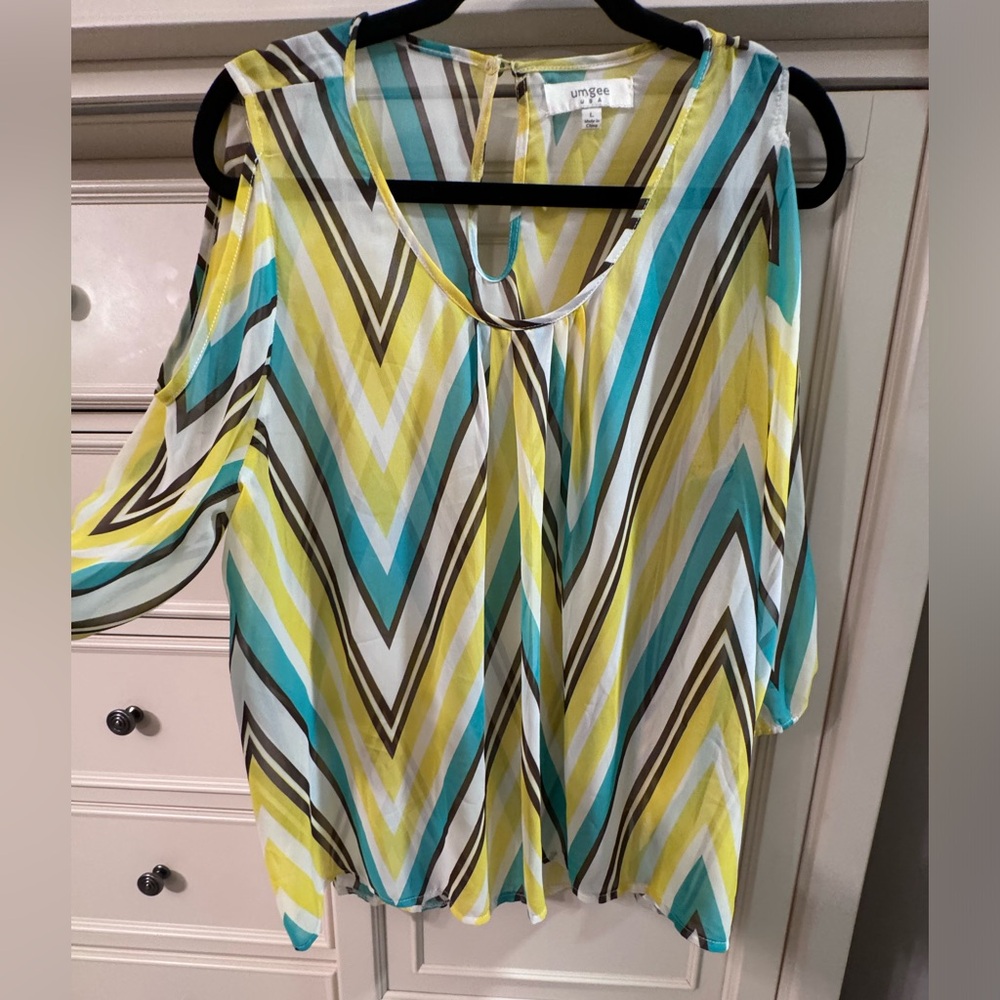 UMGEE size XL sheer top w cold shoulder chevron